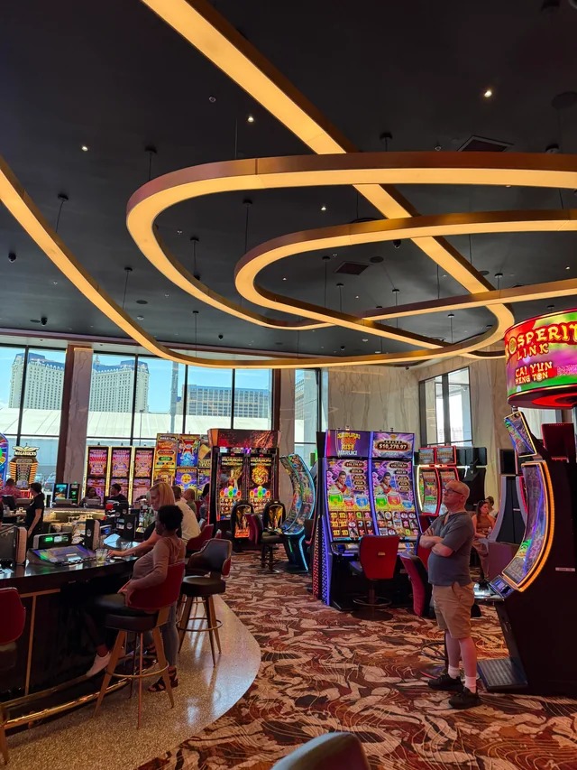 Sfeervolle lounge en casinothema ter plaatse